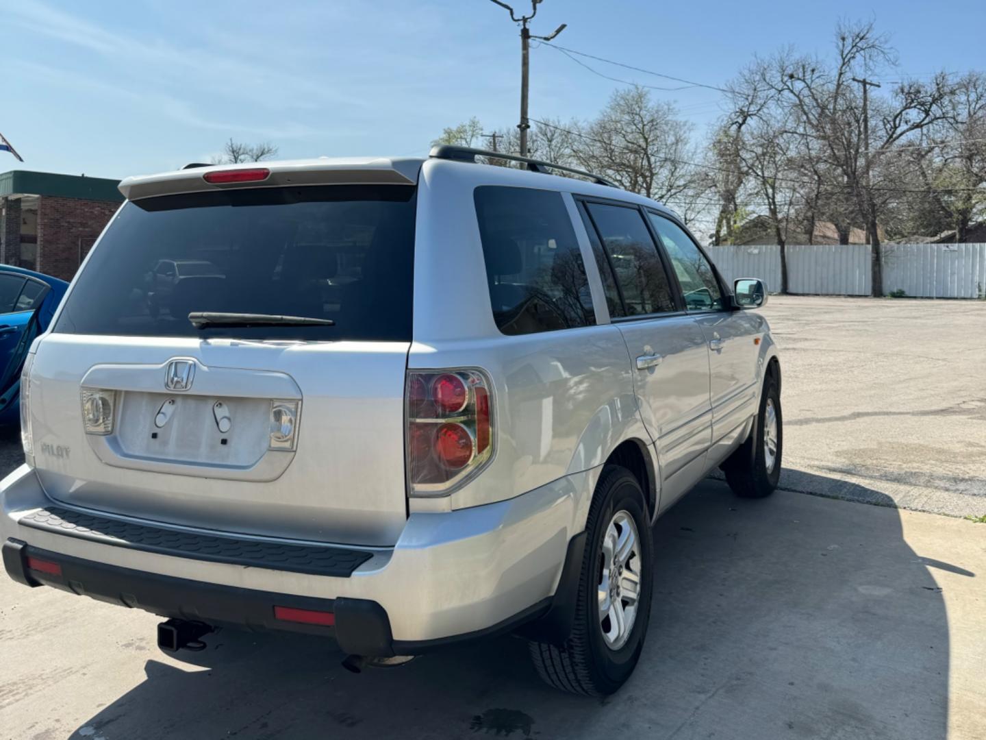 2008 Silver Honda Pilot (5FNYF28298B) , Automatic transmission, located at 3624 Hemphill St., Fort Worth, TX, 76110, (817) 926-8921, 32.696205, -97.331985 - Photo#4